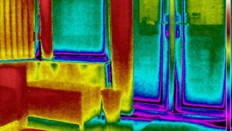 Reálný termogram domu ukazující tepelné rozdíly kolem oken a dveří