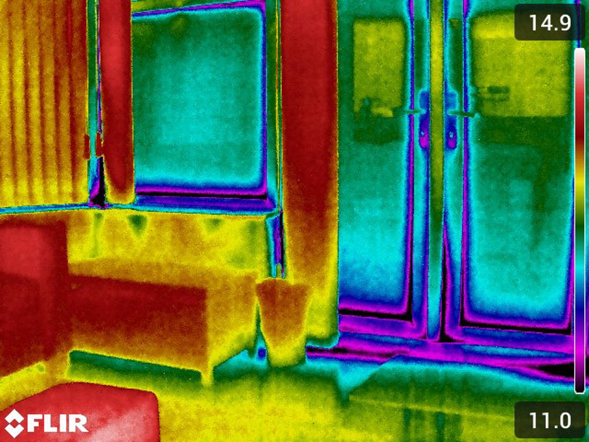 Reálný termogram domu ukazující tepelné rozdíly kolem oken a dveří