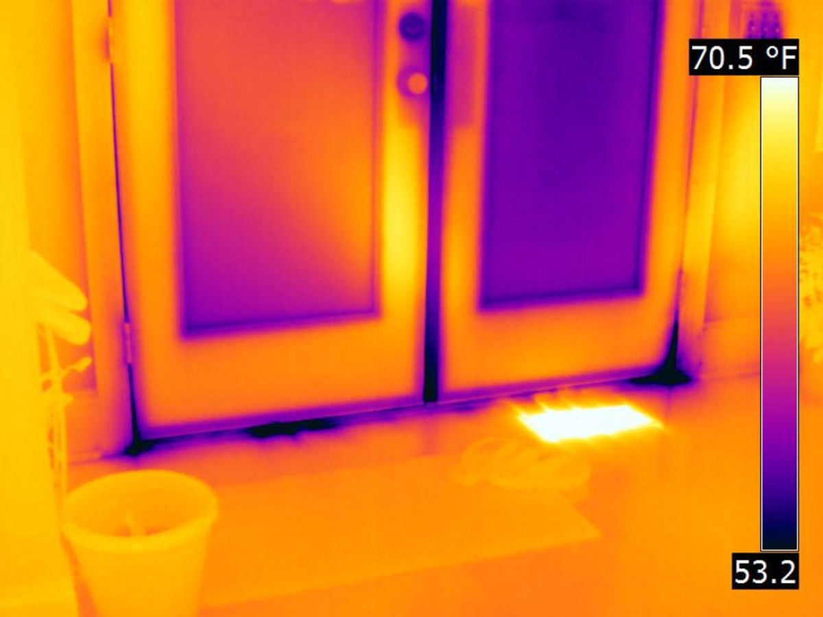 Reálný termogram proudění studeného vzduchu pod dveřmi