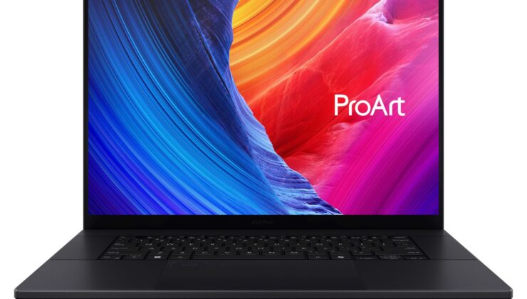 ASUS ProArt P16 H7606 v černém provedení s otevřeným 16palcovým OLED displejem