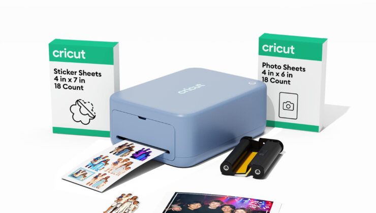 Tiskárna a řezačka samolepek Cricut StickerPix Print + Cut v modré barvě